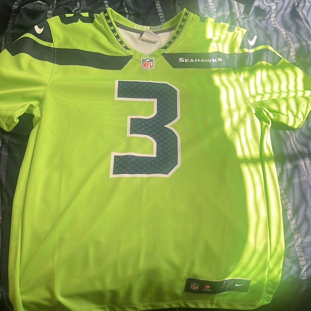 Russel Wilson sear Seahawks jersey. Color rush. Real NFL nike jersey. Size M